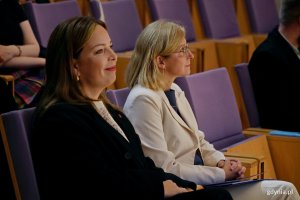 Wiceprezydentka Gdyni Oktawia Gorzeńska i Anna Kierznikowicz, wicedyrektorka III Liceum Og&oacute;lnokształcącego w Gdyni, podczas ceremonii otwarcia konferencji TriMUN 2026