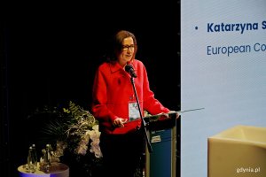dr Katarzyna Smyk, dyrektorka Przedstawicielstwa Komisji Europejskiej w Polsce, przemawiająca podczas otwarcia Europejskiego Forum Młodych Lider&oacute;w
