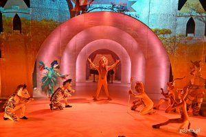 Zdjęcie z próby medialnej koncertu „Pan Disney zaprasza”. Scena zbiorowa z części poświęconej bajce „Król lew” // fot. Magdalena Czernek