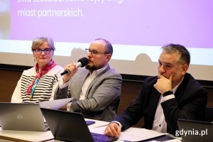 ialogi Obywatelskie - spotkanie. Na zdjęciu Teresa Bysewska, radna miasta Gdyni, Mariusz Bzdęga, dyrektor zarządzający ds. kultury i aktywności mieszkańc&oacute;w, Paweł Brutel, dyrektor Gdyńskiego Centrum Sportu. (fot. Łukasz Kamasz)