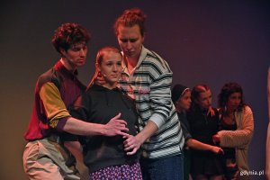 Zdjęcie z próby medialnej spektaklu „Wanożnicë” w Teatrze Muzycznym. Scena zbiorowa