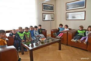 Przedszkolaki podczas wizyty w gabinecie prezydent Gdyni