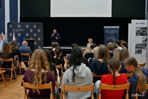 Michał Miegoń &ndash; kurator wystawy i Karin Moder &ndash; dyrektorka Muzeum Miasta Gdyni podczas inauguracji wystawy &bdquo;Gdynia x 10&rdquo; w auli II LO w Gdyni