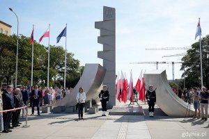 Przy Pomniku Polski Morskiej przemawia Małgorzata Kidawa-Błońska, marszałek Senatu RP