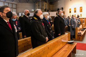 W mszy świętej wzięli udział m.in. parlamentarzyści, samorządowcy, przedstawiciele Marynarki Wojennej czy Związku Piłsudczyków RP. Od lewej: poseł Janusz Śniadek, prezydent Gdyni Wojciech Szczurek, Joanna Zielińska - przewodnicząca Rady Miasta Gdyni oraz kadm. Mirosław Jurkowlaniec - dowódca 3. Flotylli Okrętów // fot. Karol Stańczak