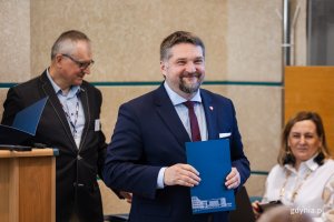 Tadeusz Szemiot, przewodniczący Rady Miasta Gdyni, odbierający zaświadczenie o wyborze na radnego