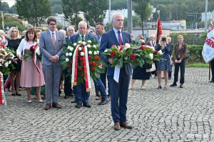 Senator Sławomir Rybicki z wiązanką kwaitów w rękach. Złożył ją przed pomnikiem Ofiar Grudnia '70 podczas uroczystości z okazji 42. rocznicy strajków sierpniowych // fot. Magdalena Czernek