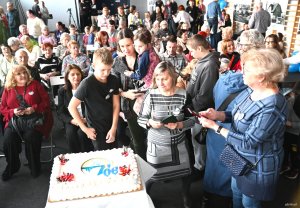 Cisowa hucznie świętuje 90 lat przyłączenia do Gdyni. W pierwszym rzędzie siedzą: Mariola Śrubarczyk-Cichowska, wiceprzewodnicząca Rady Miasta Gdyni (z prawej) i Ewa Krym, radna miasta (fot. Aneta Marczak)