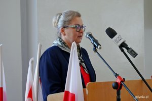 Barbara Barlikowska, dyrektorka ZSP nr 5 w Gdyni, przemawiająca podczas spotkania członk&oacute;w gdyńskiego oddziału&nbsp;Zrzeszenia Kaszubsko-Pomorskiego 