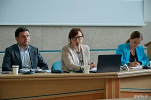 Od prawej: prezydent Aleksandra Kosiorek, Iwona Markešić – dyrektor Biura Planowania Przestrzennego Miasta Gdyni i  wiceprezydent Maciej Zielonka podczas spotkania z radnymi miasta oraz dzielnicy Oksywie w Urzędzie Miasta Gdyni