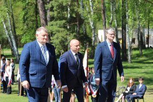 Od prawej: wiceprezydent Gdyni Rafał Geremek, Tomasz Gałązka &ndash; dyrektor zarządzający ds. inwestycji Urzędu Miasta Gdyni oraz radny miasta Jarosław Kłodziński składający kwiaty pod Pomnikiem Walki i Męczeństwa podczas uroczystości z okazji 81. rocznicy zakończenia II wojny światowej oraz uwolnienia ostatnich więźni&oacute;w niemieckiego nazistowskiego obozu koncentracyjnego Stutthof 