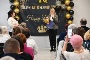 Na zdjęciu m.in.: Bożena Zglińska, dyrektorka Centrum Aktywności Seniora i Agnieszka Gabriela Stranc-Faltus, animatorka w Miejskim Klubie Seniora &bdquo;P&oacute;łnoc&rdquo; podczas przemowy 