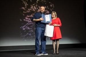 Honorata Krupka – skarbnik miasta Gdyni wraz z Tomkiem Kamińskim – laureatem Nagrody Prezydent Miasta Gdyni w konkursie Gdańsk Press Photo 2025