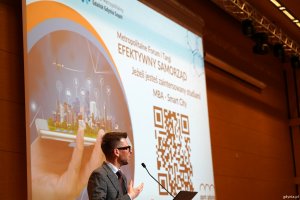 Przy mikrofonie Michał Glaser, prezes zarządu Obszaru Metropolitalnego Gdańsk-Gdynia-Sopot