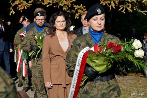 Posłanka Dorota Arciszewska-Mielewczyk składająca kwiaty pod Obeliskiem Obrońc&oacute;w Kępy Oksywskiej podczas uroczystości z okazji 87. rocznicy zakończenia walk w obronie Kępy Oksywskiej