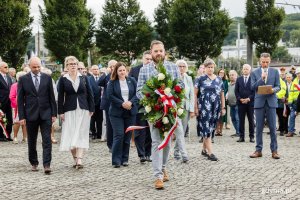 Kwiaty pod pomnikiem złożyli: prezydent Gdyni Aleksandra Kosiorek, przewodniczący Rady Miasta Tadeusz Szemiot, wiceprzewodniczący Rady Miasta Ireneusz Trojanowicz, radna Joanna Zielińska, radna Agnieszka Tokarska, radna Beata Horała, radny Łukasz Strzałkowski (fot. Karol Stańczak)