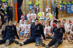 Zawodnicy AMW Arki Gdynia z dziećmi