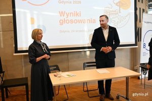 Magdalena Warmowska z Działu Diagnoz i Partycypacji Laboratorium Innowacji Społecznych oraz Tomasz Augustyniak, wiceprezydent Gdyni 