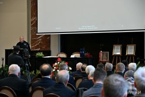 Prof. Bradford Parkinson podczas wygłaszania wykładu z okazji przyznania mu tytułu doktora honoris causa Uniwersytetu Morskiego w Gdyni i słuchające go audytorium