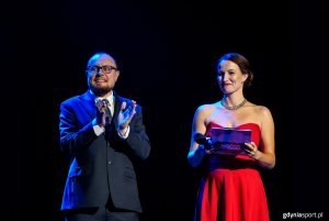 XXVII Gala Gdyńskiego Sportu w Teatrze Muzycznym w Gdyni. Dyrektor zarządzający ds. kultury i aktywności mieszkańc&oacute;w Mariusz Bzdęga z prowadzącą gali (fot. Gdyńskie Centrum Sportu)