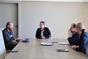 Reżyser Hugh Welchman odwiedził prezydent Gdyni Aleksandrę Kosiorek. W spotkaniu wzięli także udział dyrektor zarządzający ds. kultury i aktywności mieszkańc&oacute;w Mariusz Bzdęga i naczelnik Biura prezydenta UM Anna Chojnowska 