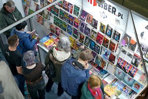 Uczestnicy Targ&oacute;w Książki w Gdyni odwiedzający stoiska wydawc&oacute;w 