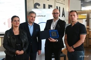 Na zdjęciu uśmiechnięci ludzie