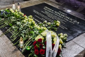 Tablica upamiętniająca miejsce zamachu na prezydenta Gdańska Pawła Adamowicza sprzed siedmiu lat (fot. Karol Stańczak)