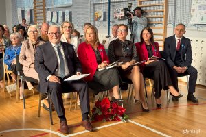 Ludzie podczas uroczystości jubileuszu 90-lecia SP 10 w Gdyni
