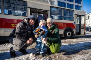 Uczestnicy gry miejskiej opartej na spektaklu &bdquo;Majka z Kajtkiem jadą trajtkiem&rdquo; (fot. Kamil Złoch)