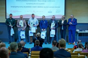 Odznaczeni honorowi dawcy krwi z Wejherowa wraz z dr hab. Marleną Robakowską &ndash; dyrektor Regionalnego Centrum Krwiodawstwa i Krwiolecznictwa w Gdańsku i Mieczysławem Gołuńskim &ndash; burmistrzem Kartuz podczas gali w PPNT Gdynia 