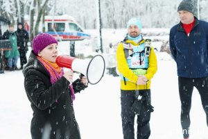 Biegaczy przez megafon przywitała prezydent Gdyni Aleksandra Kosiorek