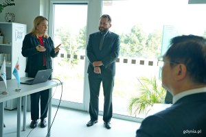 Wiceprezydentka Oktawia Gorzeńska oraz Michał Maj – tłumacz polsko-chiński podczas spotkania z tajwańską delegacją w XVII LO 