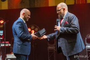 Gala finałowa X edycji Przeglądu Teatrów Amatorskich „Kurtyna” w gdyńskim Małym Kacku. Wręczenie jednej z nagród „Kurtyna dla przyjaciół” dla Ireneusza Trojanowicza (fot. Paweł Budziński)