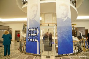 Banery prezentujące budowniczych gdyńskiego portu inż. Eugeniusza Kwiatkowskiego i inż. Tadeusza Wendę na wystawie &bdquo;Gdynia x 10&rdquo; w Senacie RP 