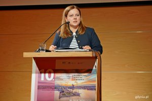 Prezydent Gdyni Aleksandra Kosiorek przemawiająca podczas drugiego dnia 10. edycji konferencji „Modernizm w Europie – modernizm w Gdyni” 