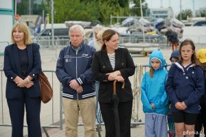 Na uroczystości m.in. prezydent Gdyni Aleksandra Kosiorek i Bogusław Witkowski, wiceprezes Polskiego Związku Żeglarskiego i prezes Pomorskiego Związku Żeglarskiego oraz dzieci z SP nr 12