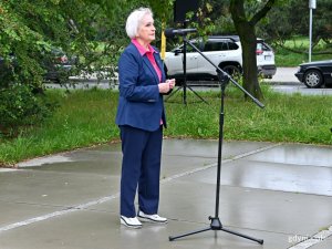 Helga Łukaszewska, prezes gdyńskiego koła Światowego Związku Żołnierzy Armii Krajowej podczas uroczystości z okazji 79. rocznicy wybuchu powstania warszawskiego // fot. Magdalena Czernek