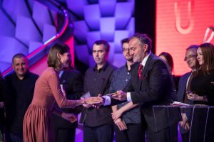 Prezydent Gdyni Wojciech Szczurek podczas wręczania nagrody na uroczystej gali Nagrody Literackiej Gdynia 2018, fot. Karol Stańczak