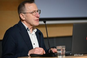 Roman Słowiński, zastępca naczelnika Wydziału Straży Miejskiej i Zarządzania Kryzysowego Urzędu Miasta Gdyni w trakcie wystąpienia na forum oświatowym w PPNT