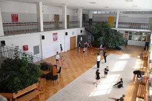 Uczennice SP 21 podczas zajęć gimnastycznych