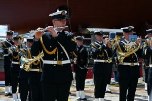 Orkiestra Reprezentacyjna Marynarki Wojennej RP występująca podczas uroczystości chrztu okrętu ORP &bdquo;Wicher&rdquo;