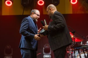 Gala finałowa X edycji Przeglądu Teatrów Amatorskich „Kurtyna” w gdyńskim Małym Kacku. Wręczenie jednej z nagród „Kurtyna dla przyjaciół” dla Mariusza Bzdęgi (fot. Paweł Budziński)