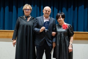 Teresa Bysewska wraz z reprezentantami MKŻ Arka Dariuszem Dołęga i Ireną Lutomską (od lewej) (fot. Jacek Sowa)