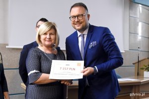 Podczas gali wiceprezydent Marek Łucyk wręczył dyrektorom zwycięskich szkół czeki // fot. Jan Ziarnicki