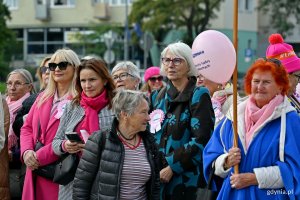 Uczestniczki Marszu R&oacute;żowej Wstążki zgromadzone przed Pomnikiem Polski Morskiej. Wśr&oacute;d nich m.in. radne Gdyni Joanna Zielińska i Anna Szpajer