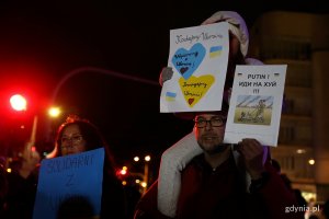 Mieszkańcy Gdyni, wśród nich dzieci, zgromadzeni wieczorem przed budynkiem Urzędu Miasta Gdyni protestują przeciw wojnie w Ukrainie trzymając antywojenne hasła.