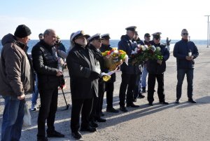 Uczestnicy uroczystości w hołdzie ludziom morza zgromadzeni pomnikiem „Tym, co odeszli na wieczną wachtę”