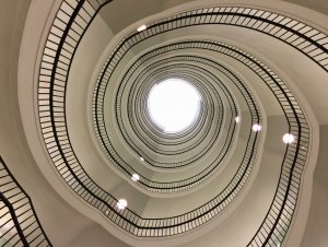  Do wnętrza spirali Poznań, lipiec 2017 IPhone 6 Plus Wyróżnienie Mobile Photography Awards 2017 w kategorii Architektura i Design, wyróżnienie w konkursie Gdyński Modernizm w Obiektywie 2017; także galeria ig_ometry, fot. Dariusz Sobiecki 