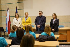 Od prawej stoją: radna Larysa Kramin, przewodniczący Rady Miasta Gdyni Tadeusz Szemiot, radna Teresa Bysewska i Jagna Ogonowska z Gdyńskiego Centrum Sportu